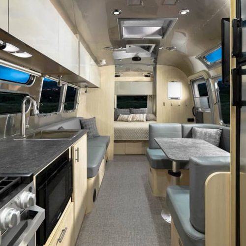 Mobiele werkplek op zijn Amerikaans: Airstream met bureau