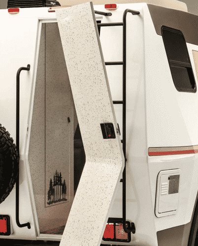 Toyota Tacoma camper met opbouw in Chinook jaren 80-kleuren