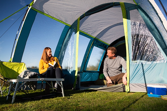 mini Tegenwerken Vervagen Voor langslapers: de Coleman Castle Pines tent met verduisterde slaapcabine  - Campingtrend