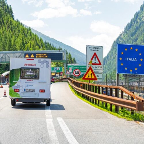 Met de elektrisch aangedreven Dethleffs E-Coco caravan de Alpen over