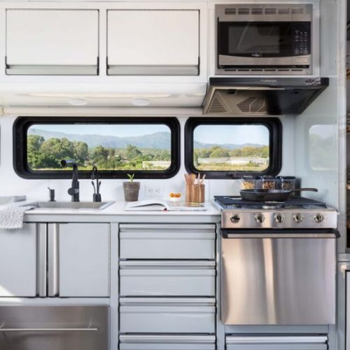 De Living Vehicle is een Amerikaanse caravan met balkon
