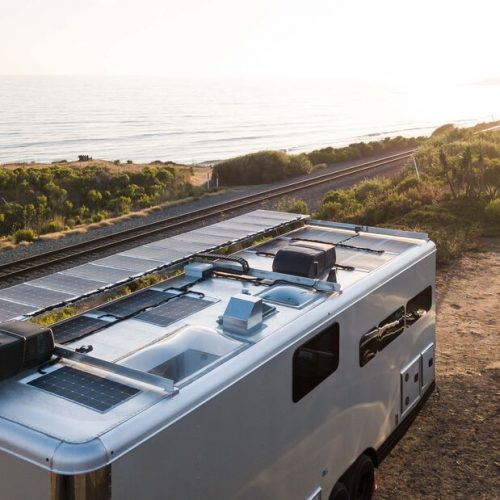 De Living Vehicle is een Amerikaanse caravan met balkon
