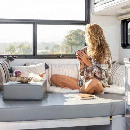 De Living Vehicle is een Amerikaanse caravan met balkon