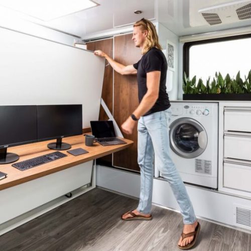 De Living Vehicle is een Amerikaanse caravan met balkon