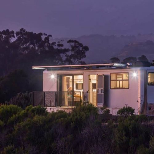 De Living Vehicle is een Amerikaanse caravan met balkon