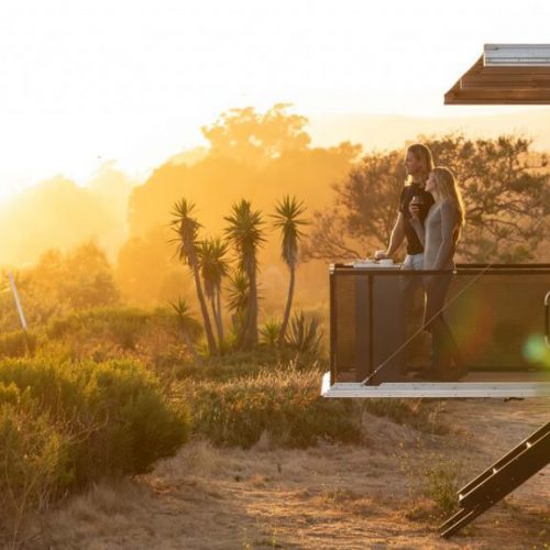 De Living Vehicle is een Amerikaanse caravan met balkon