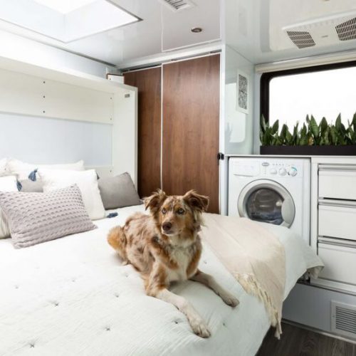 De Living Vehicle is een Amerikaanse caravan met balkon