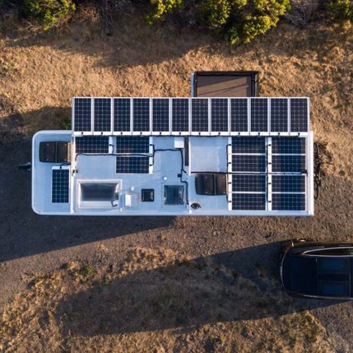De Living Vehicle is een Amerikaanse caravan met balkon