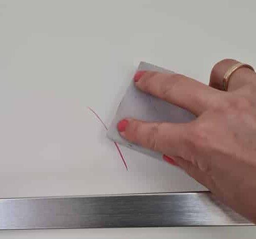 Nagellakstrepen verwijderen uit je caravan of camper doe je zó