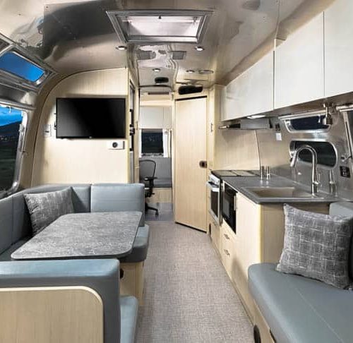 Mobiele werkplek op zijn Amerikaans: Airstream met bureau