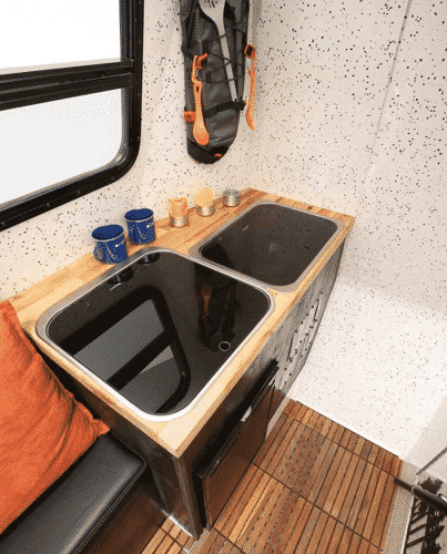 Toyota Tacoma camper met opbouw in Chinook jaren 80-kleuren