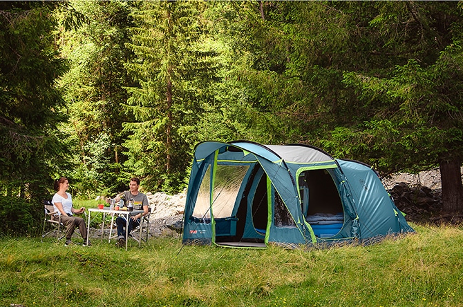 Verstrikking Uitbeelding faillissement Voor langslapers: de Coleman Castle Pines tent met verduisterde slaapcabine  - Campingtrend