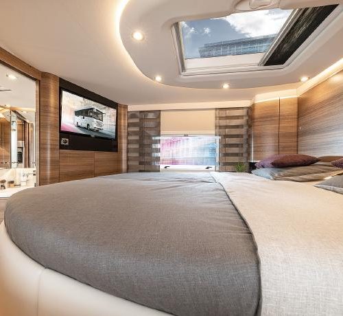 De Concorde camper 1090 GIO Liner heeft een oldtimergarage