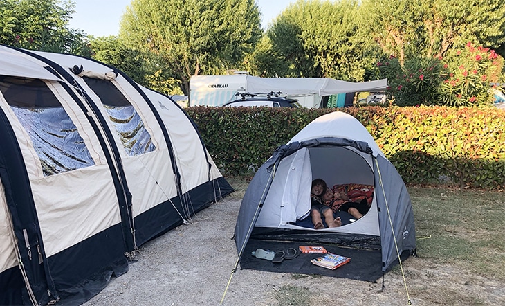 Kinderen in een eigen tent? Drie bijzettentjes op rij - Campingtrend
