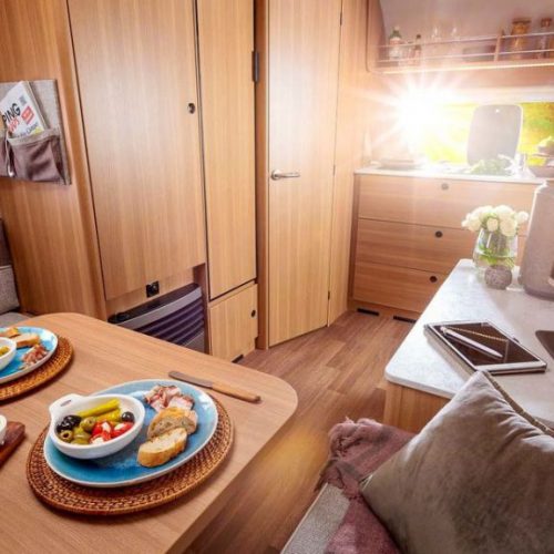 LMC Style 400 F: compacte caravan met een opklapbed