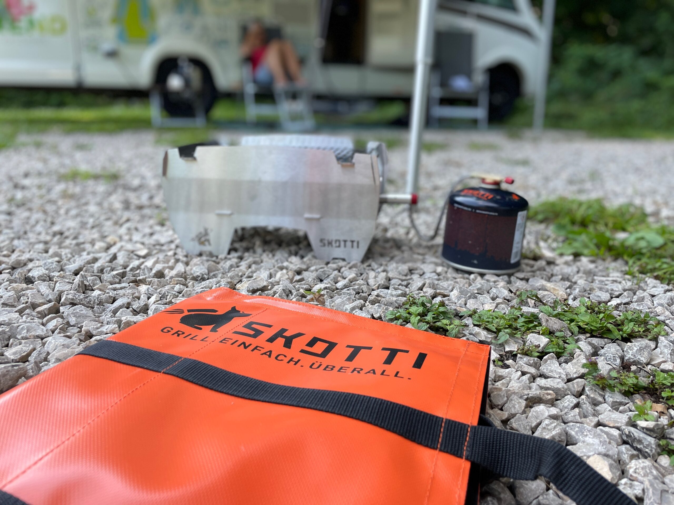 Superflexibele Skotti grill past zo in je kampeerbagage Campingtrend
