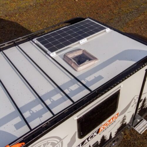Blyss Speedcaravan 420 Cross Black Road zonnepanelen