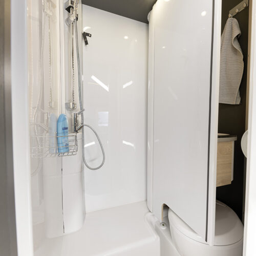 Compacte halfintegraal Globebus Go badkamer