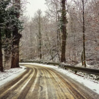 besneeuwde weg