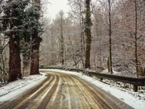 besneeuwde weg