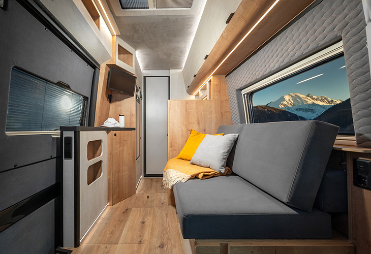 Globe-Traveller Falcon XS bank