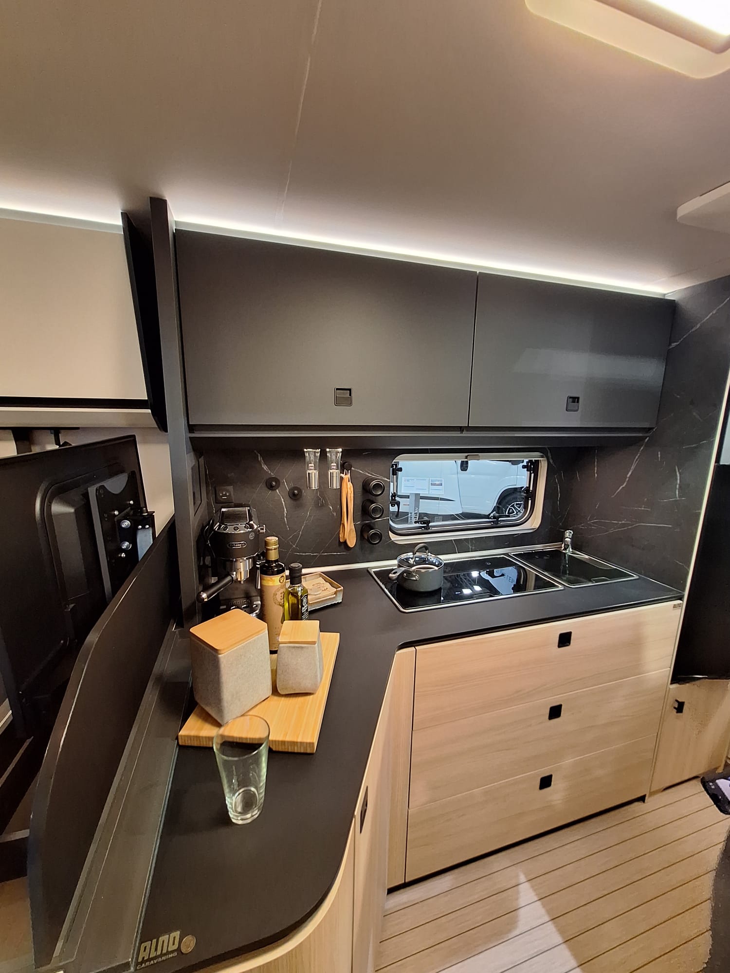 Hobby Concept 830 CE caravan