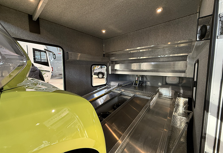 Elektrische XEV Yoyo in garage Maxi Liner 9000 AY