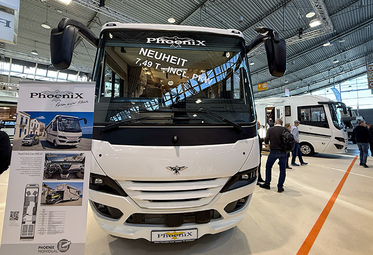 Phoenix Maxi Liner 9000 AY front met full-led