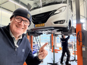 Jos laat AL-KO HY4 stelpoten onder zijn Hymer installeren