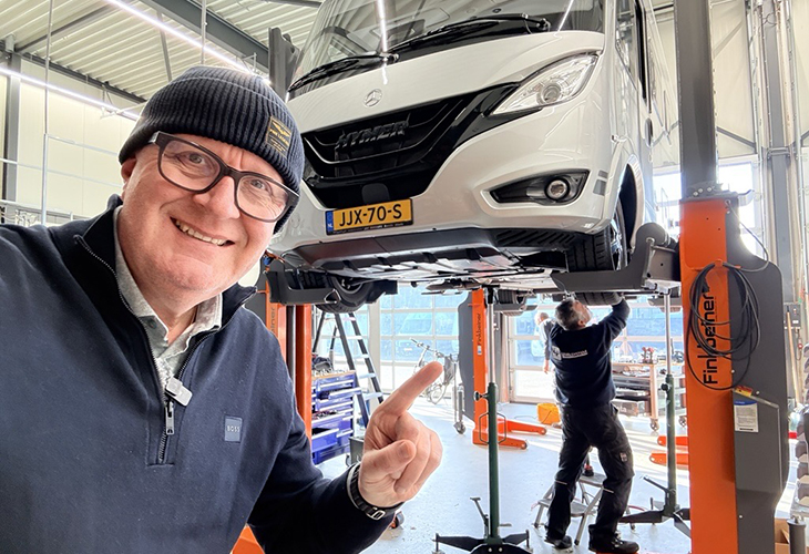 Jos laat AL-KO HY4 stelpoten onder zijn Hymer installeren