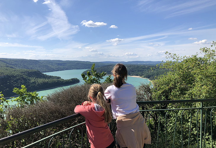 Campings in de Jura in Frankrijk, op de foto het Lac de Vouglans, het derde grootste stuwmeer van Frankrijk
