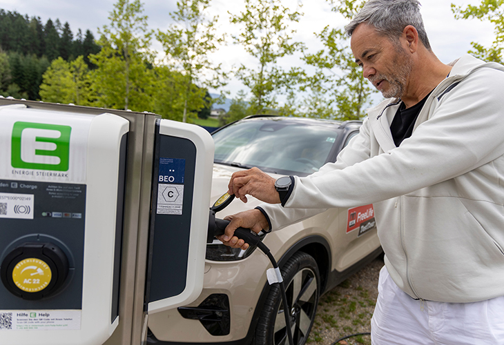 Elektrische Volvo XC40 met caravan bij snellaadstation