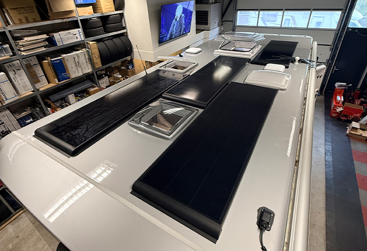Zonnepanelen op het dak van de Campingtrend hymer