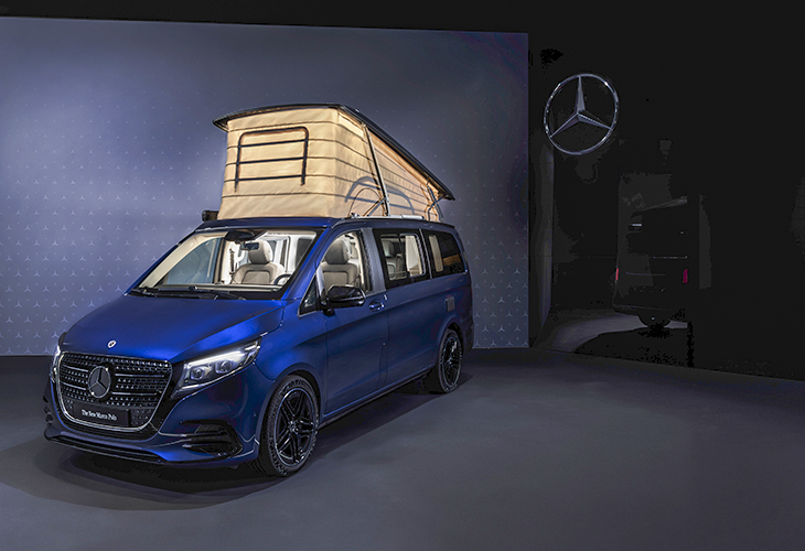 Het exterieur van de nieuwe Mercedes-Benz Marco Polo 2026 met verlicht pop-up dak
