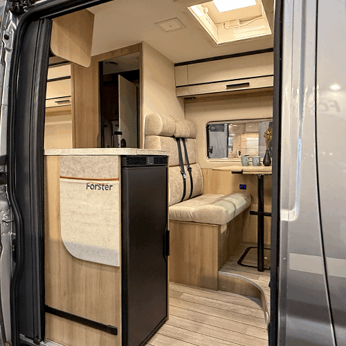Kijkje in de buscamper Forster V 636 EB Vibe 2.0