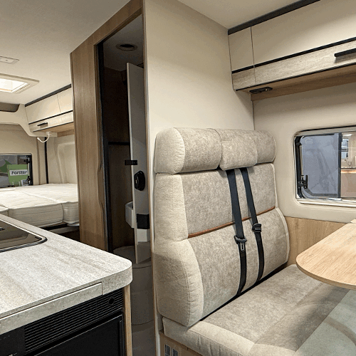 Een fris en licht interieur in de buscamper Forster V 636 EB Vibe 2.0 interieur