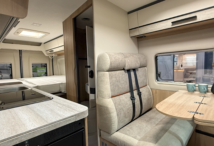 Een fris en licht interieur in de buscamper Forster V 636 EB Vibe 2.0 interieur