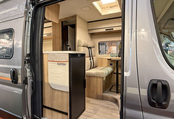 Kijkje in de buscamper Forster V 636 EB Vibe 2.0