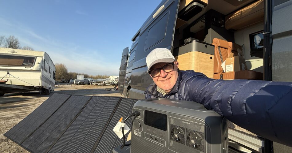 Camper met powerstation en zonnepaneel