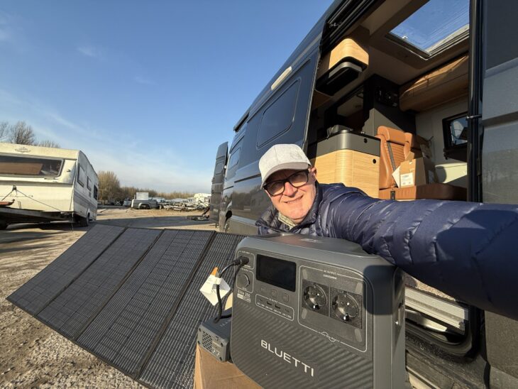 Camper met powerstation en zonnepaneel