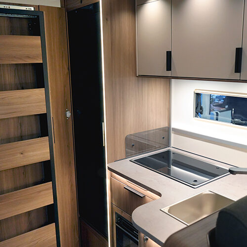 Kabe Novum_TRAQ_750_-_Kitchen_and_wardrob_open
