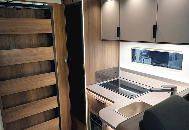 Kabe Novum_TRAQ_750_-_Kitchen_and_wardrob_open