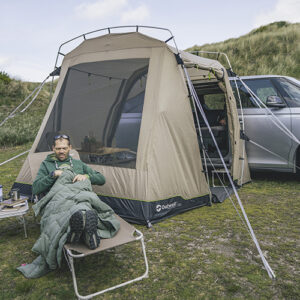 Outwell achterkleptent Desert Van achter een busje