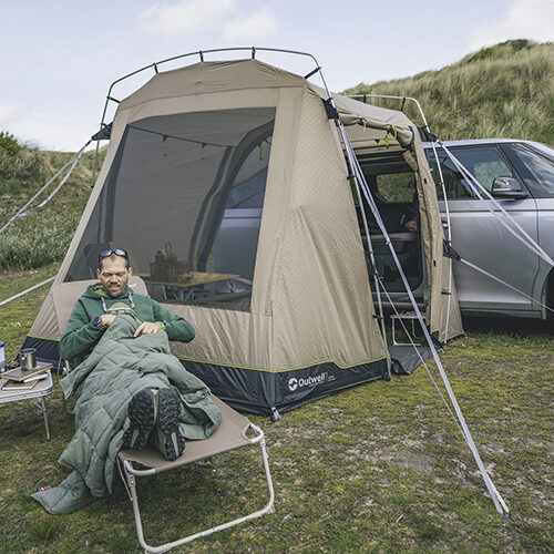 Outwell achterkleptent Desert Van achter een busje