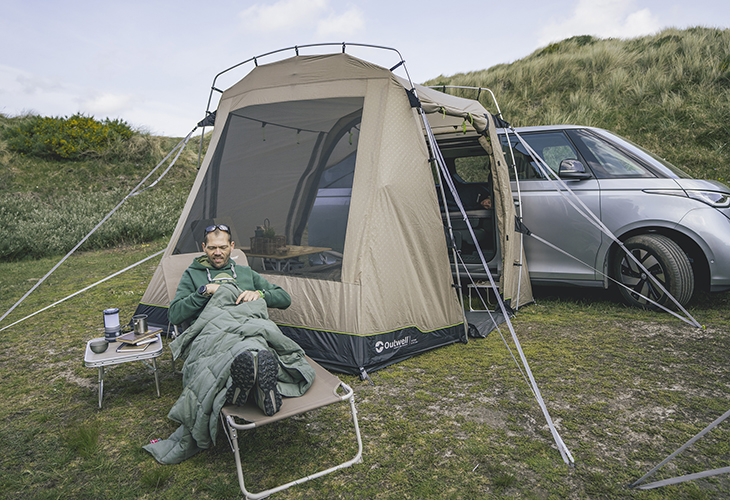 Outwell achterkleptent Desert Van achter een busje