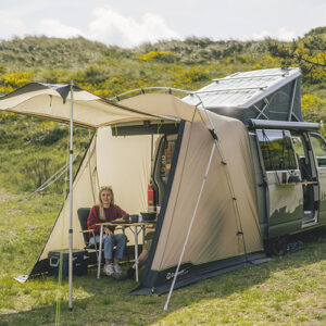 Een tafel in de Sand Van, een van de drie nieuwe Outwell achterkleptenten
