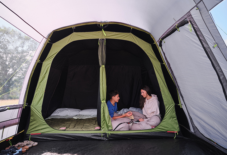 Coleman FastPitch Victoria Falls 4 BlackOut bedroom