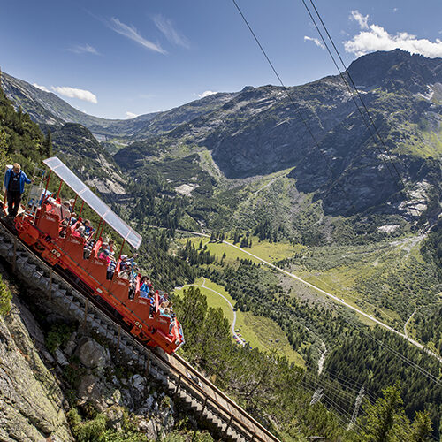 De supersteile Gelmerbahn met open cabine