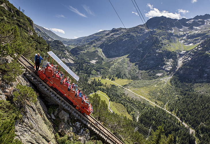 De supersteile Gelmerbahn met open cabine