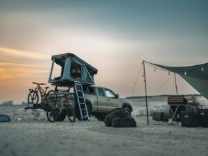 Thule Widesky daktent geopend op een auto